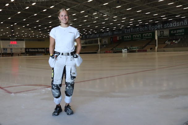 Målaren Olivia Engman står på isen i ABB-arenan, Västerås.