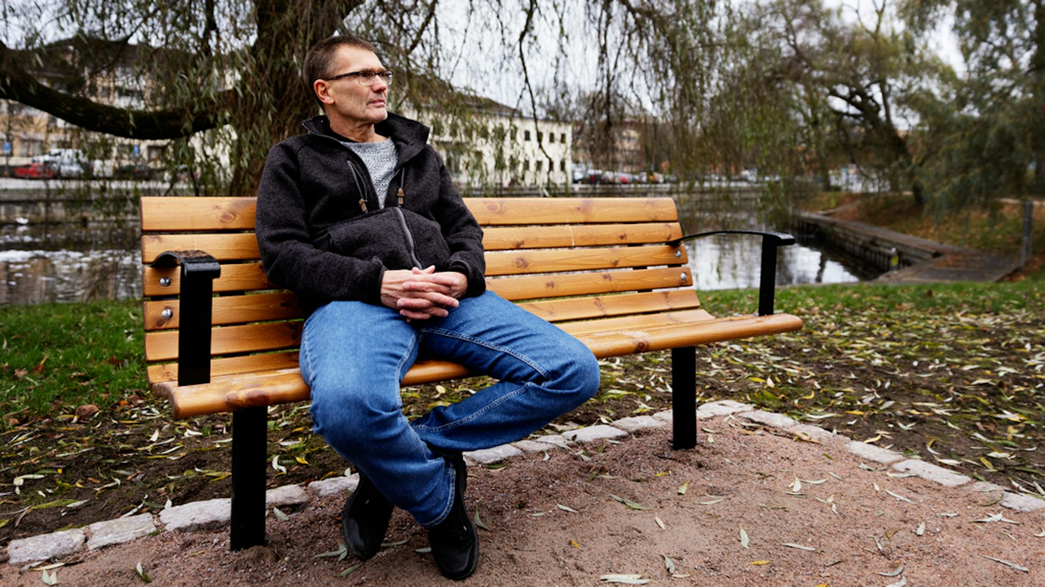 Bengt Jansson på en parkbänk