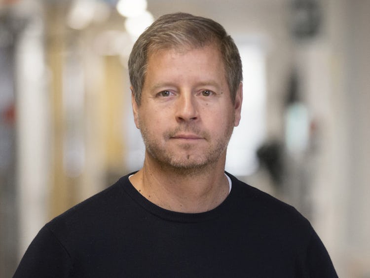 Peter Sjöstrand i svart tröja i en korridor.