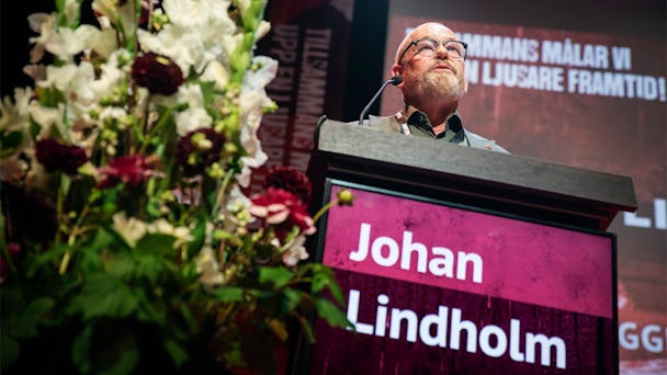Johan Lindholm i talarstolen.