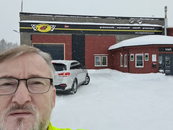 Lars Bergström selfie utanför lackbolaget i ett snöigt Östersund.
