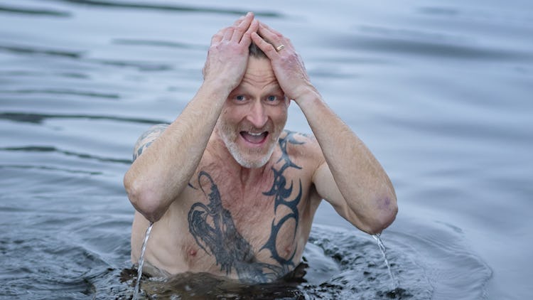 Mikael Söderström i vatten med händerna på huvudet.