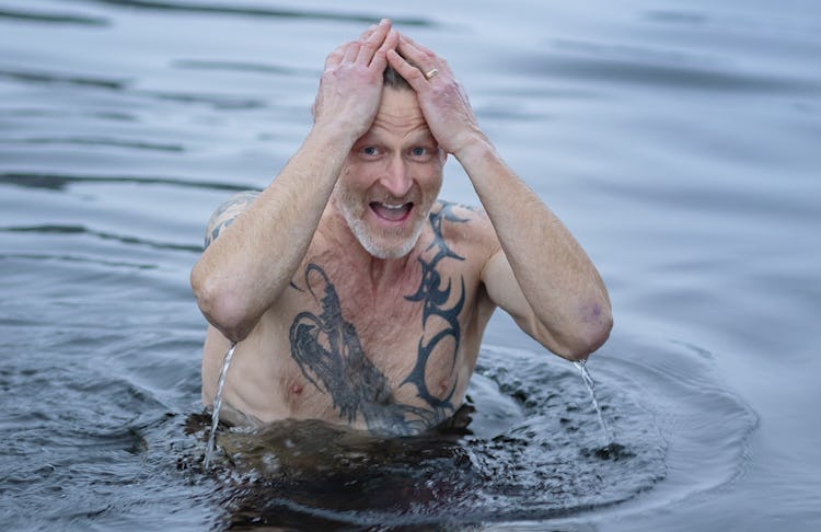 Mikael Söderström i vatten med händerna på huvudet.