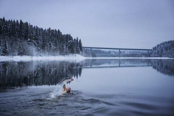 Mikael Söderström som simmar i en älv.
