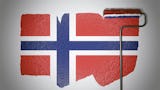 En målarrulle med den norska flaggan målad på.