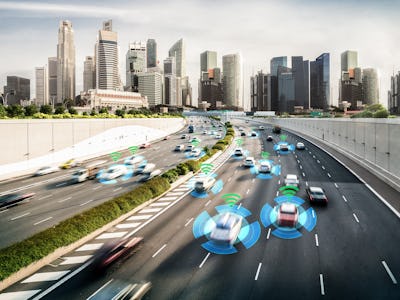 Digital bild av en fullsatt stadsväg fylld med autonoma bilar, illustrerad av blå och gröna ikoner för trådlös anslutning.
