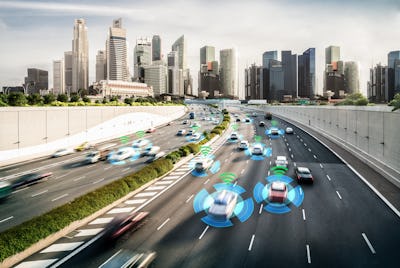 Digital bild av en fullsatt stadsväg fylld med autonoma bilar, illustrerad av blå och gröna ikoner för trådlös anslutning.